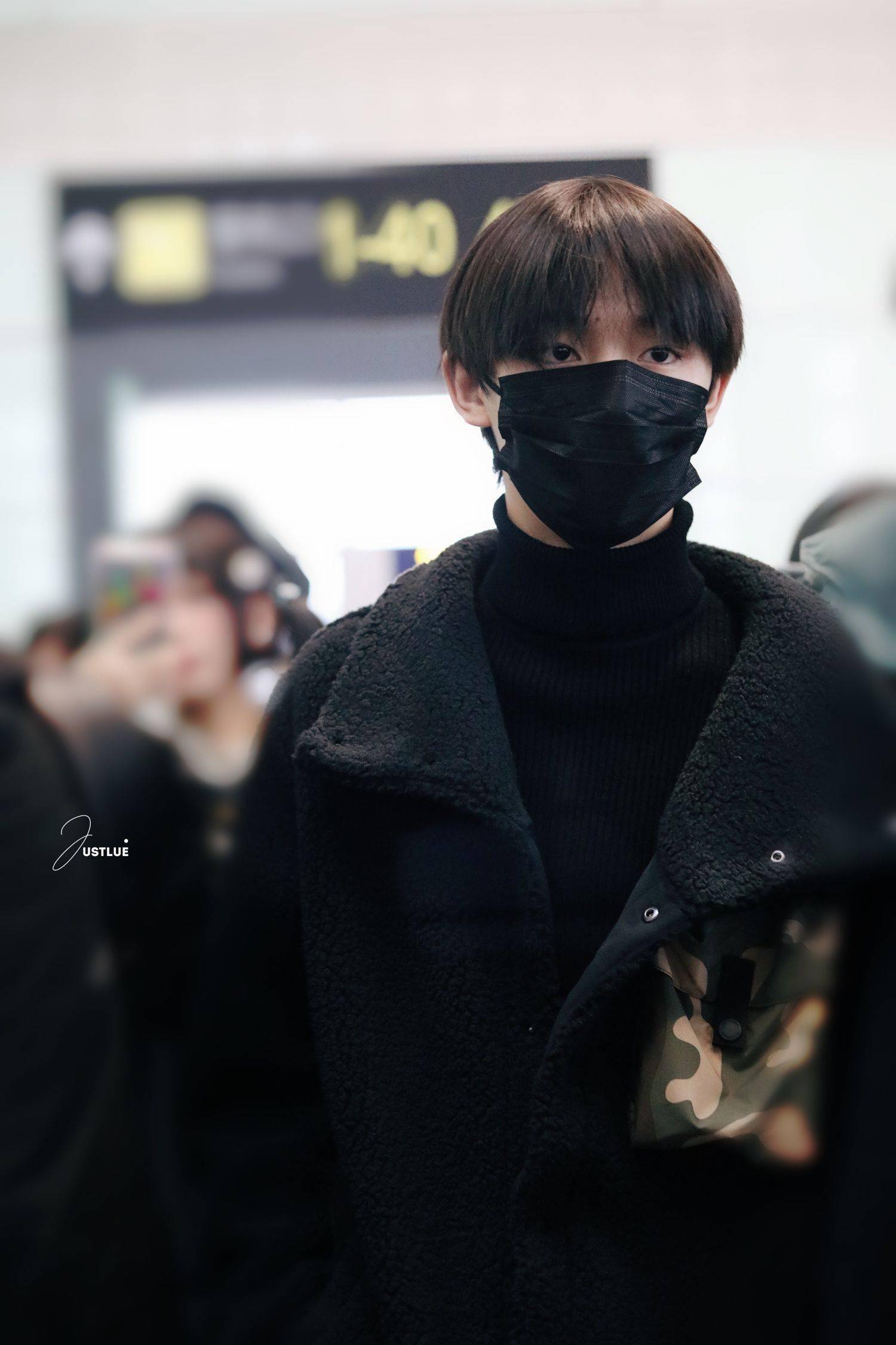 丁程鑫现身长沙机场 毛茸茸穿搭超有sense