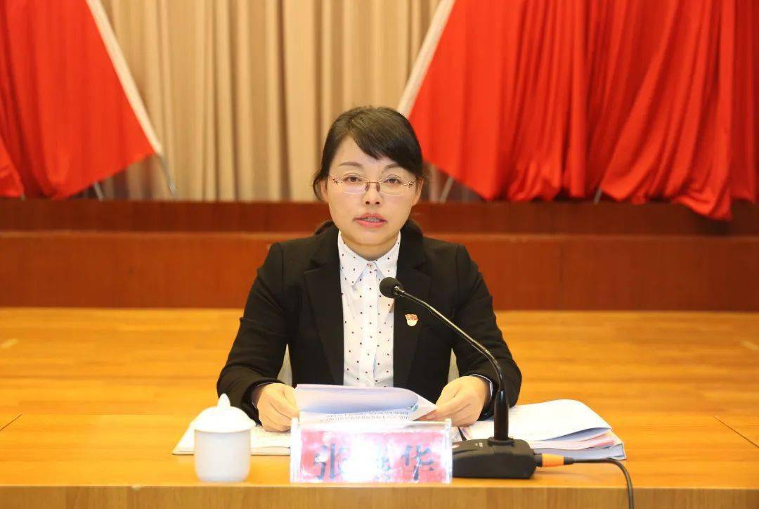 县委书记张燕华主持会议,她要求,全县各级党组织和领导干部要深刻领会