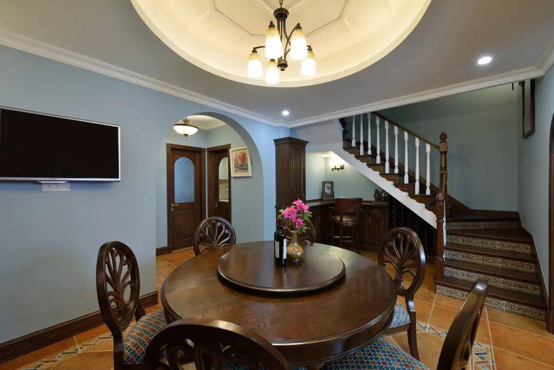 复古美式风别墅装修客厅天花吊顶简单又好看餐厅也同样很漂亮