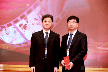 中国中西医结合学会秘书长吕文良教授为许茂盛教授颁发聘书