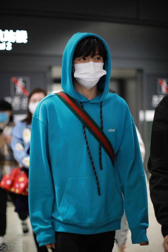 翟潇闻一袭蓝色卫衣穿搭现身机场包裹严实无人识