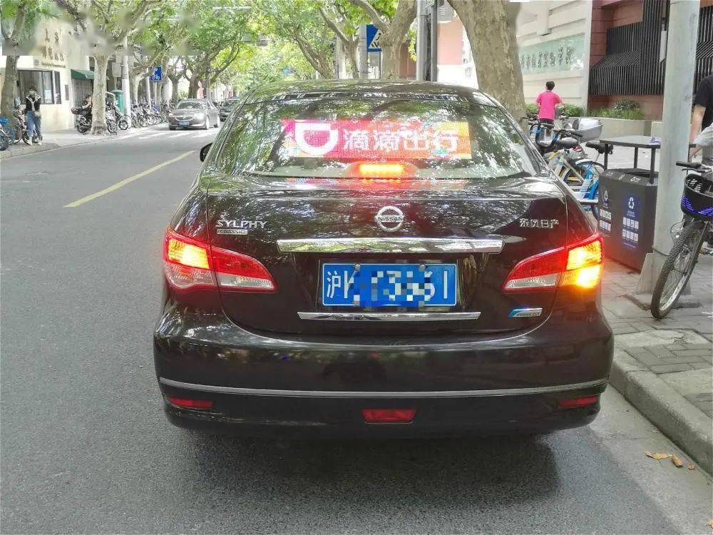 上海出租车后窗亮起新媒体广告后车车主差点儿就蹭到前车屁股上了