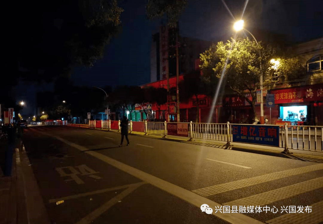 凌晨3点我们拍到了兴国街头这样的一幕幕