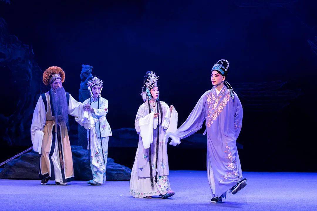 《恩仇记》校 尉:周兵,张健,卞嘉辉赵 虎:胡顺坤(饰)国家一级演员范