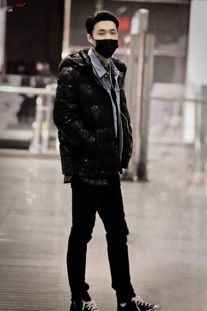 张艺兴今日机场饭拍释出,大背头超级帅气!