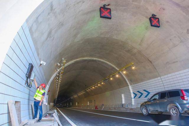 以往,车道指示器一般设计安装在隧道进出口,车行横洞位置各车道的中线