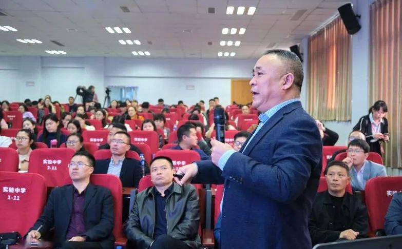 西昌航天学校赵宗逵校长作了题为"以教育滋养生命"分享交流.