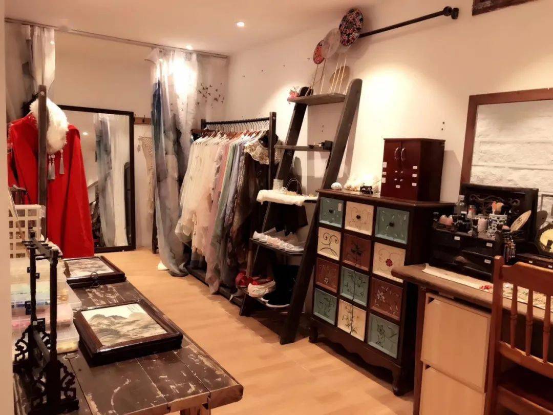 可提供妆发服务,但需要另外收费哦采桑枝汉服体验馆除了可以进行汉服