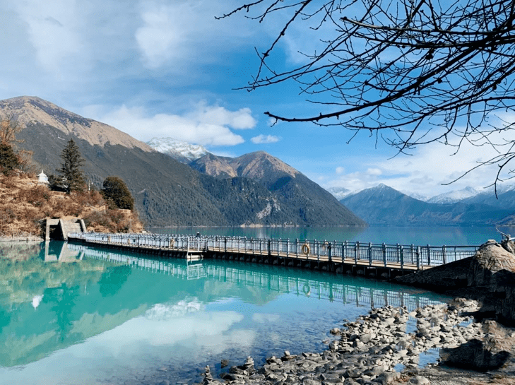 距岸边大约一百米处有一座小岛名为  扎西岛,传说该岛是"空心岛",即