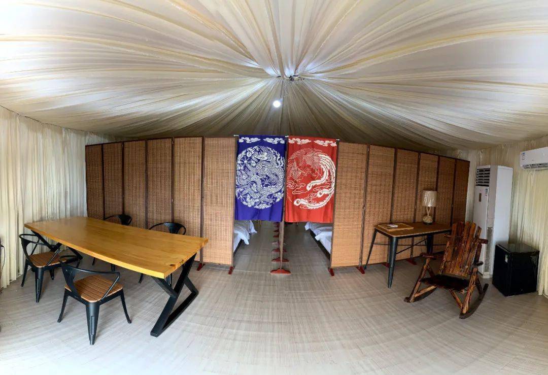 周末游玩打卡木兰草原看奇幻森林灯光秀坐网红小火车住空调军帐周末约