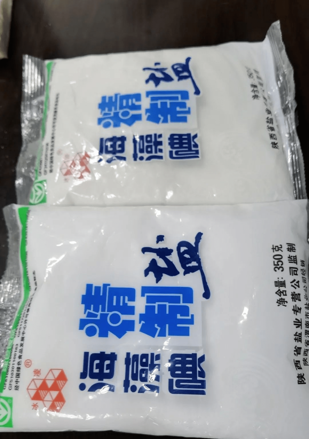 所执法人员在曙光农贸市场发现一处疑似兜售假冒"冰凌"牌食用盐现象