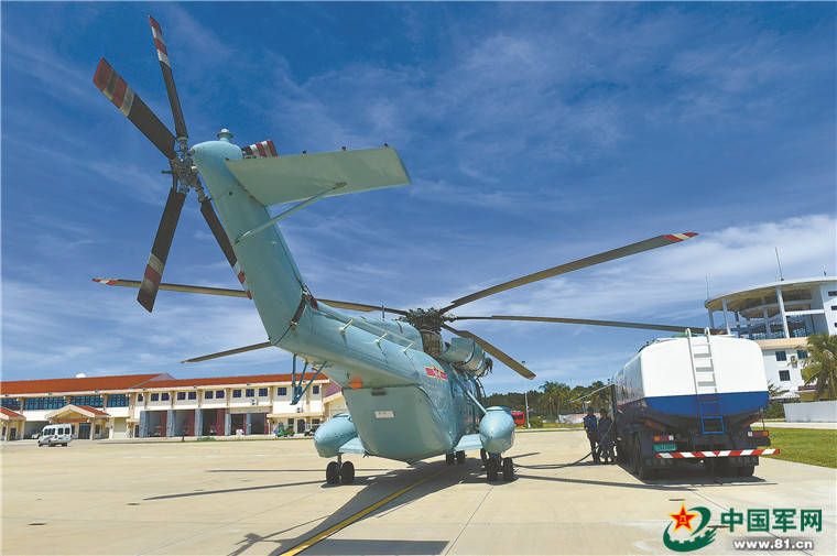 机场塔台内,南部战区海军航空兵某场站副站长孙锋精准发出一系列保障