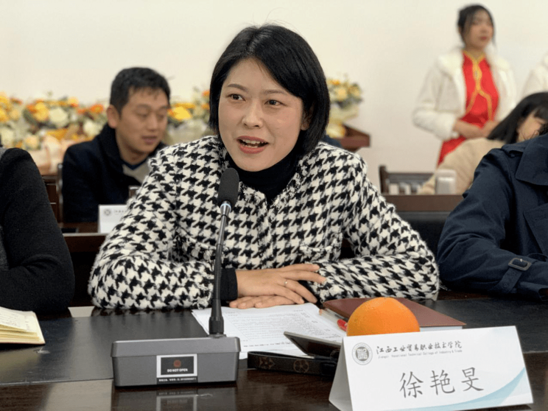 获江西省教师教学能力竞赛二等奖的肖婉宜老师分别做教学参赛经验分享