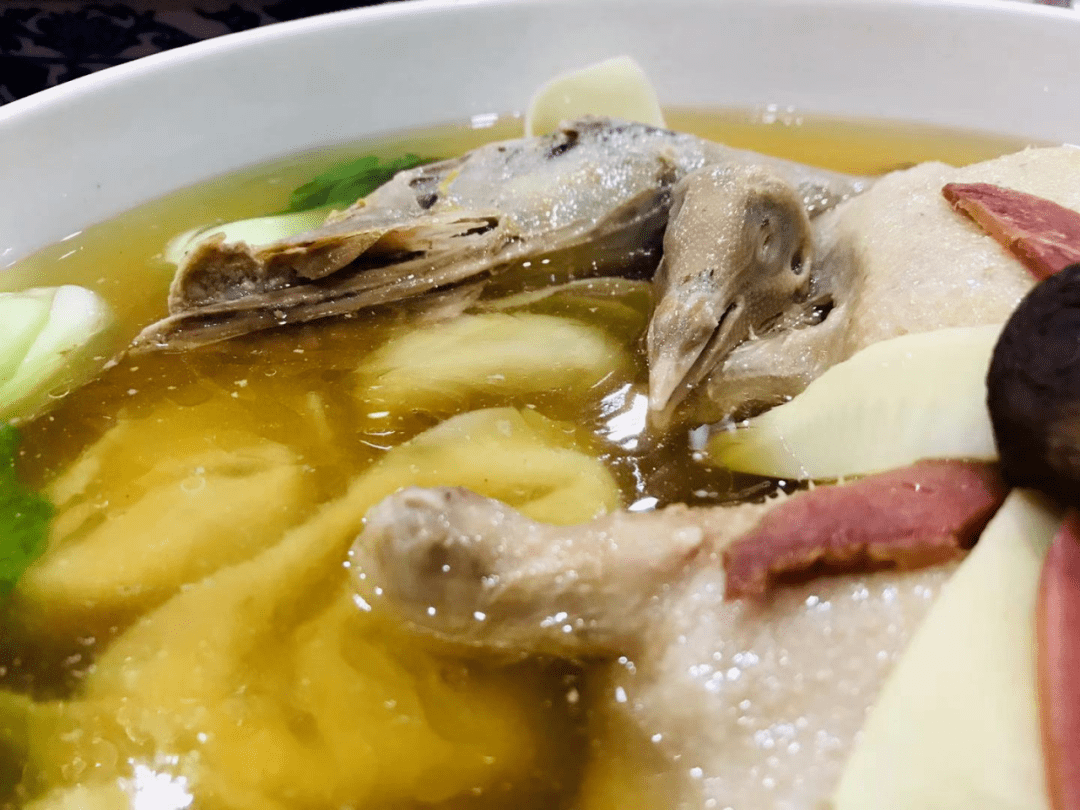 鸭肉及鸽子煮得火候都恰到好处,入口酥烂不柴,馄饨馅心紧实