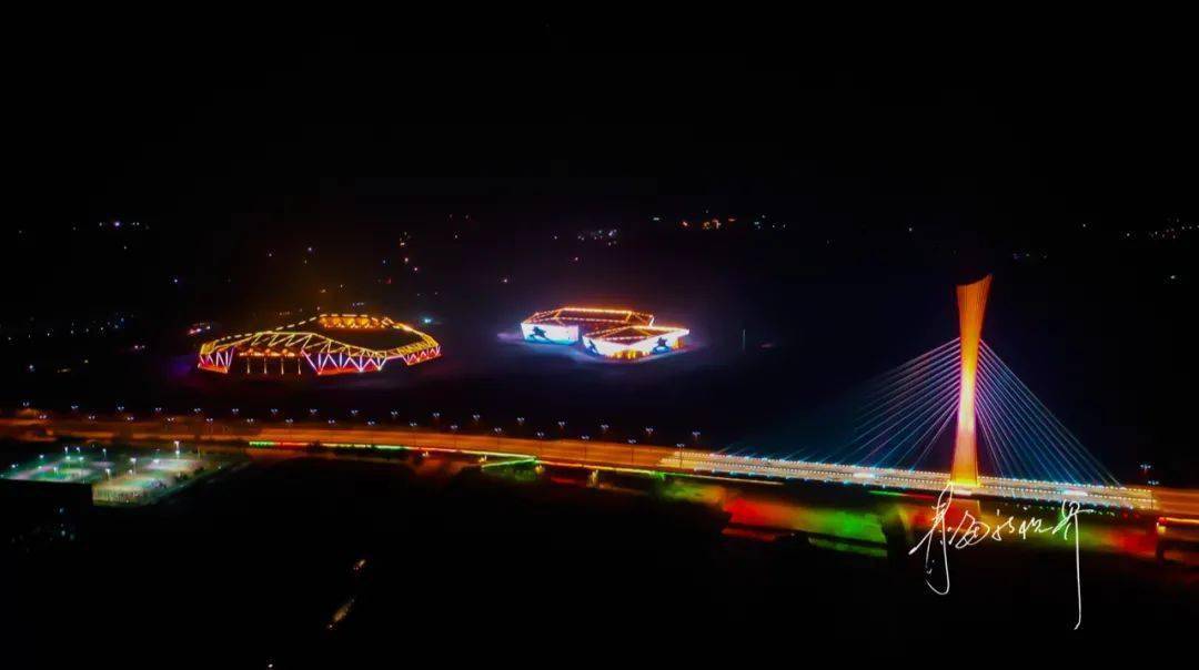 华灯初上光影如幻海东市体育中心的夜景惊艳了乐都