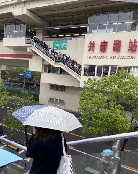 1号线 共康路站1号线 延长路站1号线中山北路站多个地铁站台人山人海