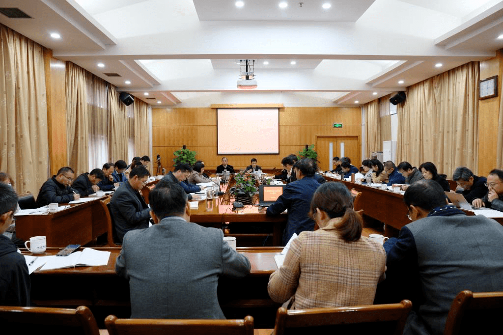 校党委理论学习中心组专题学习党的十九届五中全会精神