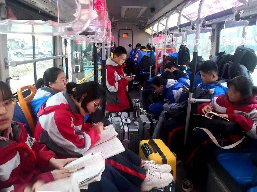 定制公交校园快线周末助学专线回家返校我们如约而至