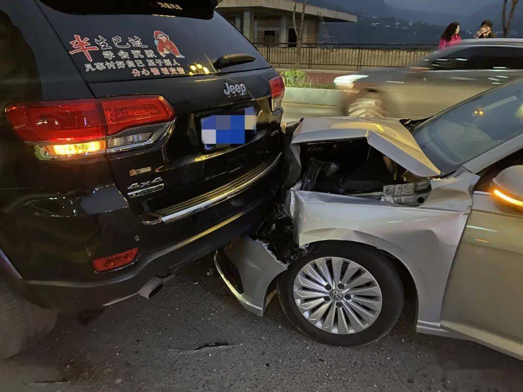 飞来横祸云阳滨江路上一车祸前车表示很无辜