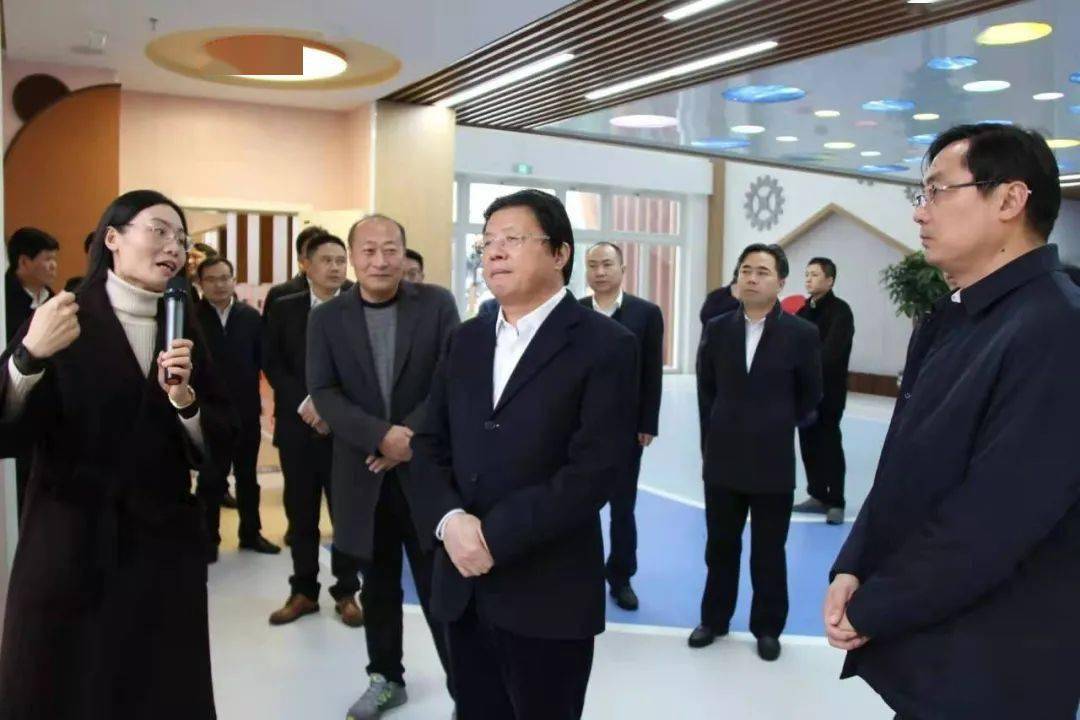 李堡鎮黨委書記許栩,鎮長丁小軍等的陪同下來到李堡鎮新區幼兒園調研