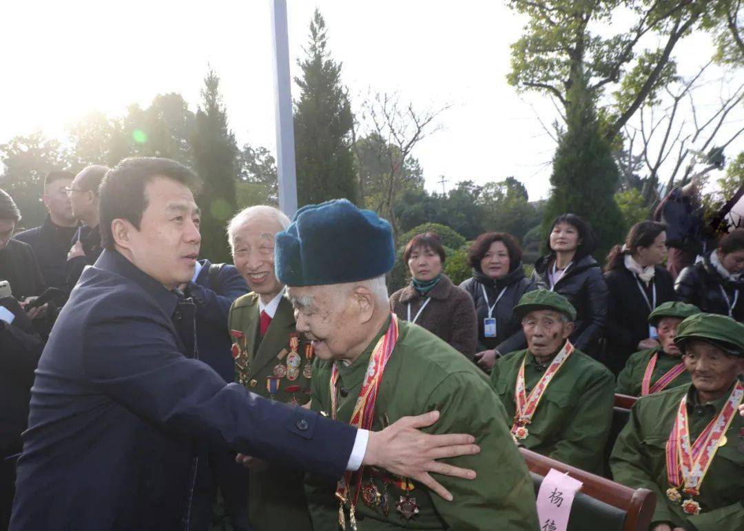 辽宁省丹东市抗美援朝纪念馆负责同志,杨根思连所在部队领导,杨根思