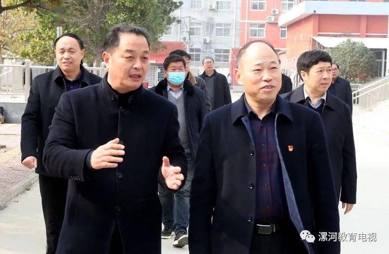 委员,市教育局党组成员,二级调研员吕登峰,舞阳县副县长宋春华等陪同