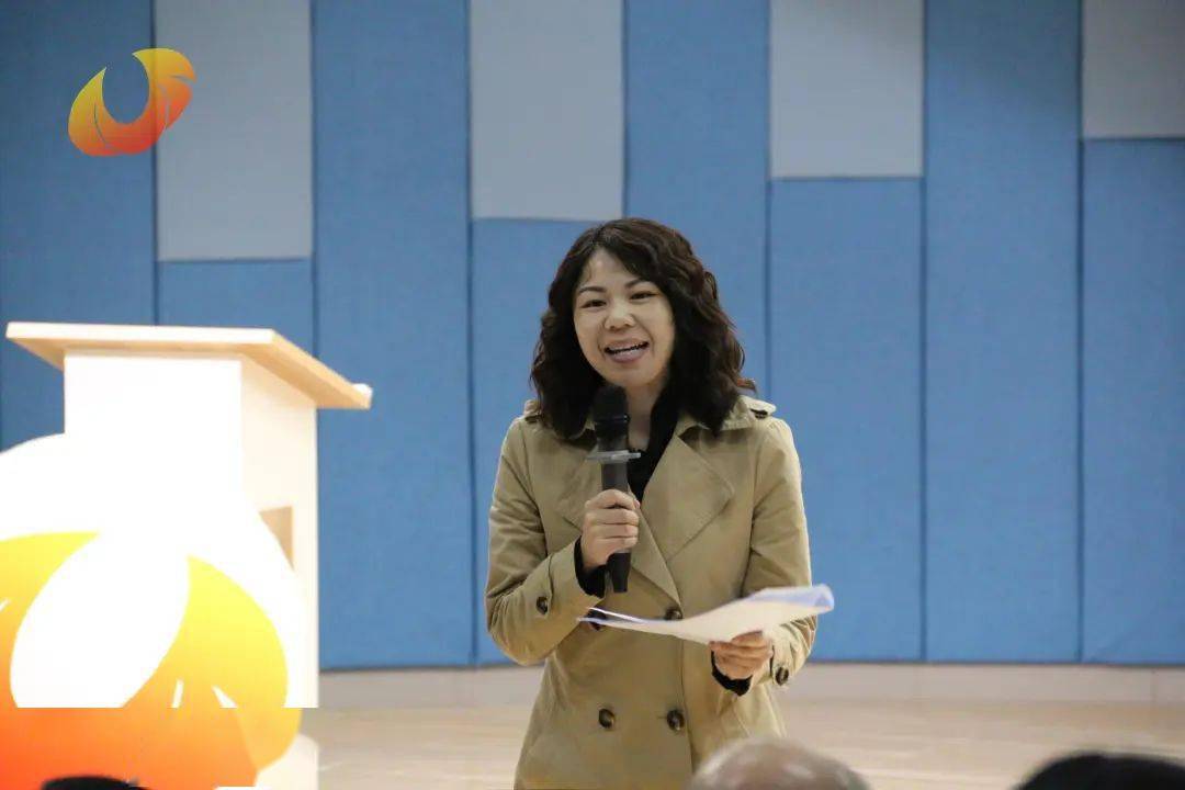 (陈思思老师做总结发言)(答辩结束后老师与同学们进行合影留念)至此