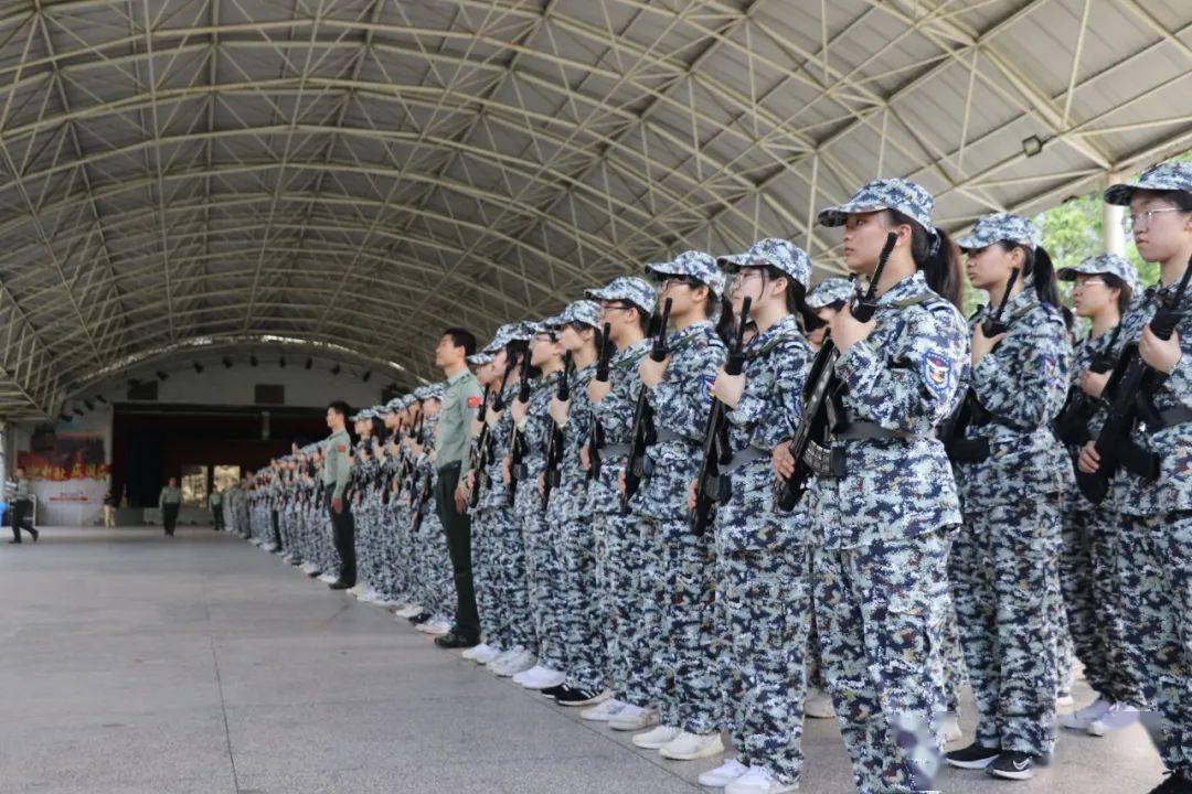 磨砺青春助成人军训精神永发扬