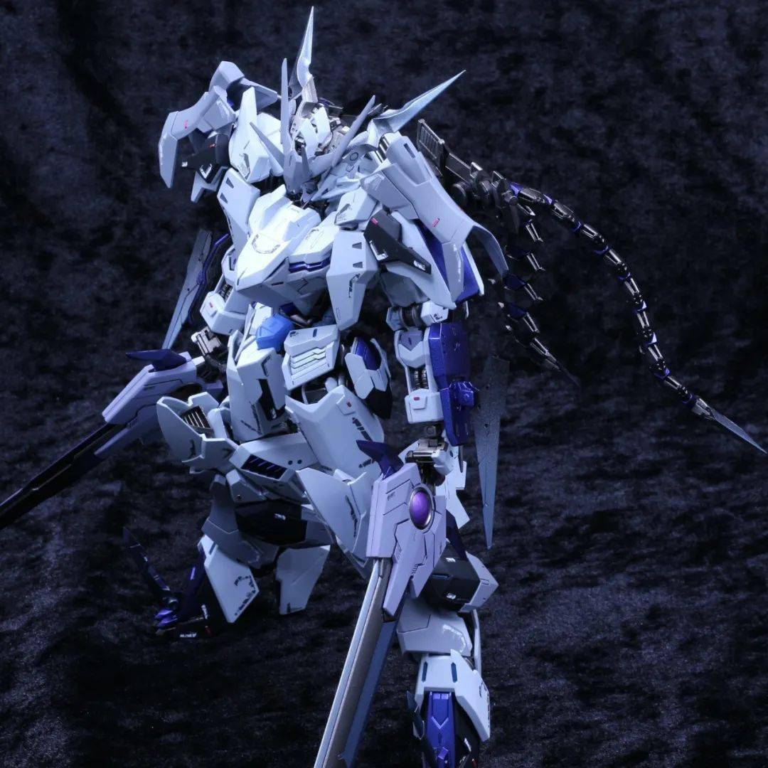 白色背景效果和此前的黑色巴巴托斯改造同框的对比,不