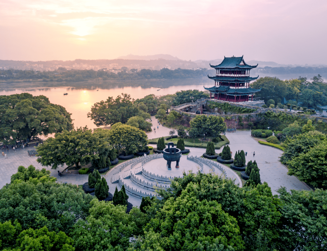 带一台微单or一个航拍器会方便很多随手一拍就是大片名胜古迹众多章贡