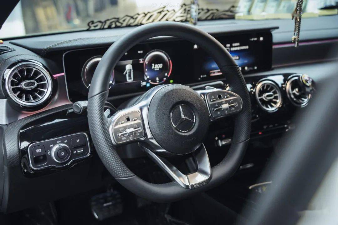 把一叠叠美金摆在挡风玻璃下的奔驰a220这就是土豪的世界吗