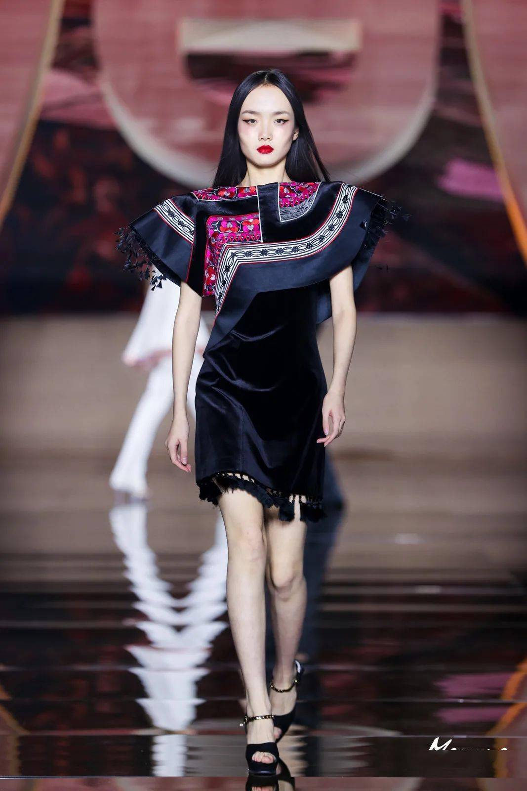 马艳丽回乡发布民族风大秀这些面孔值得关注