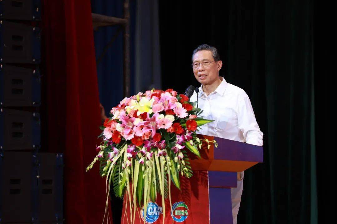 钟南山院士为海信中央空调颁发"南山奖"奖杯