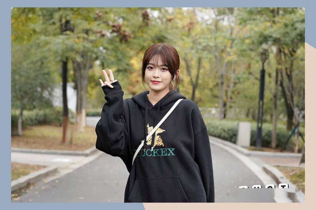 张辰熙7跟着音乐跳跃吧黑色骑士长靴更是点睛之笔毛绒外套和黑色短裙