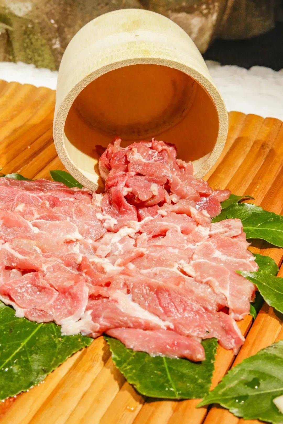 涮罢海鲜之后可以用鲜切的牛肉羊肉来再次增加满足感片大厚实 鲜嫩肥