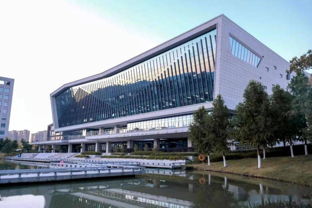 树大的图书馆为我提供了一个学习的圣地