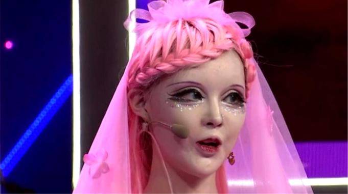 中国真人芭比迪丽拉坚称没有整容节目中公开卸妆后却闪瞎众人