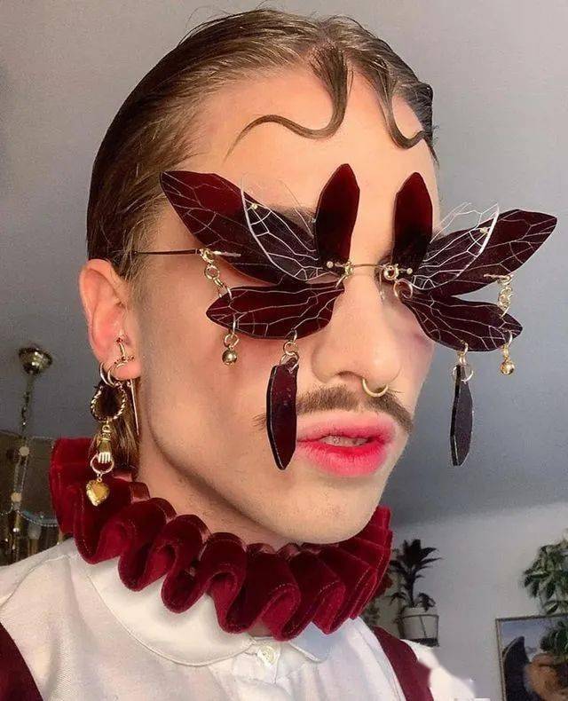 艺术怪诞的时尚韩国设计师将各种图案转变为大胆的脸部装饰艺术