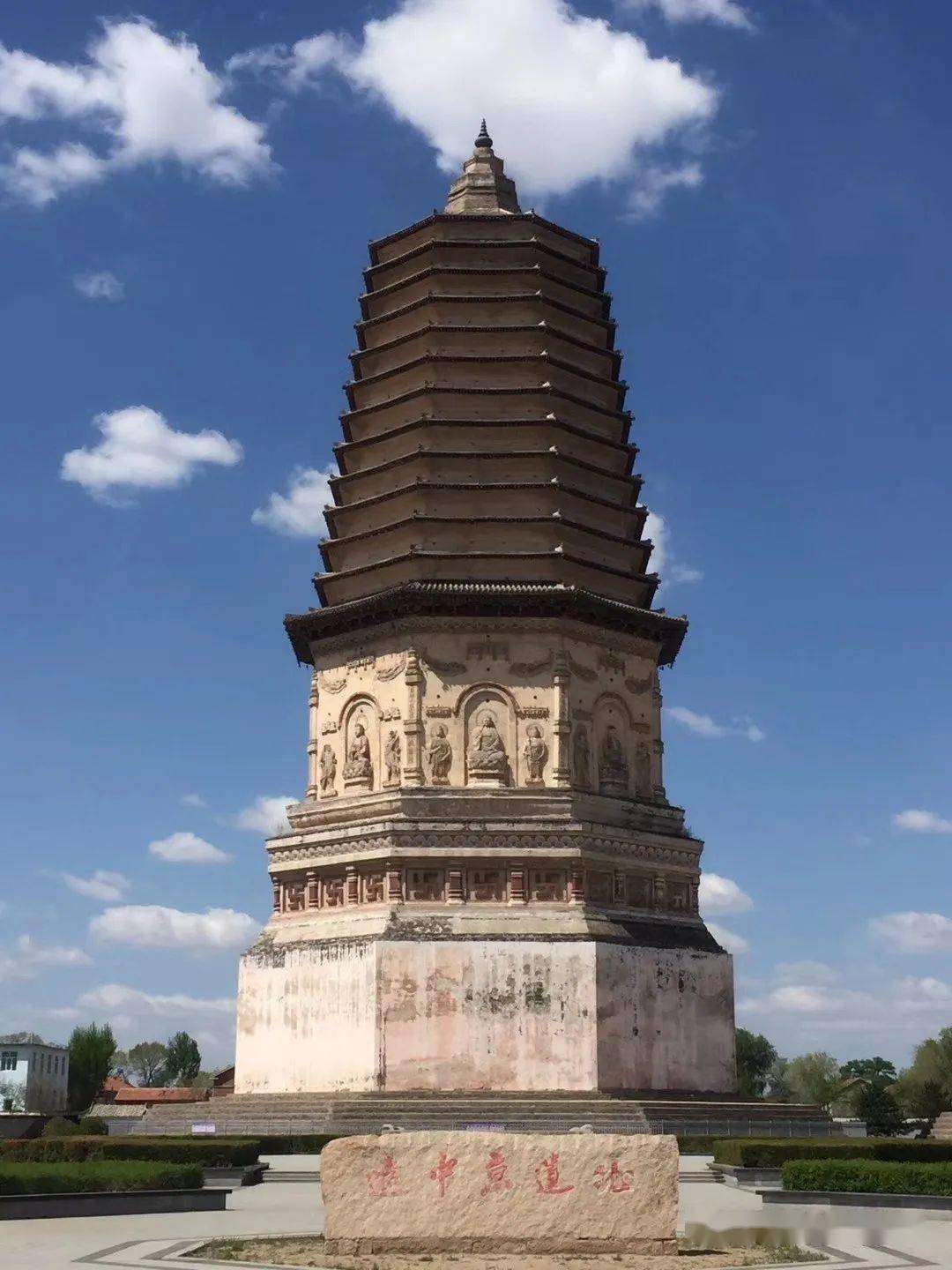 不少辽塔,如内蒙古赤峰(原辽中京)的大明塔,北京(原辽南京)的天宁寺塔