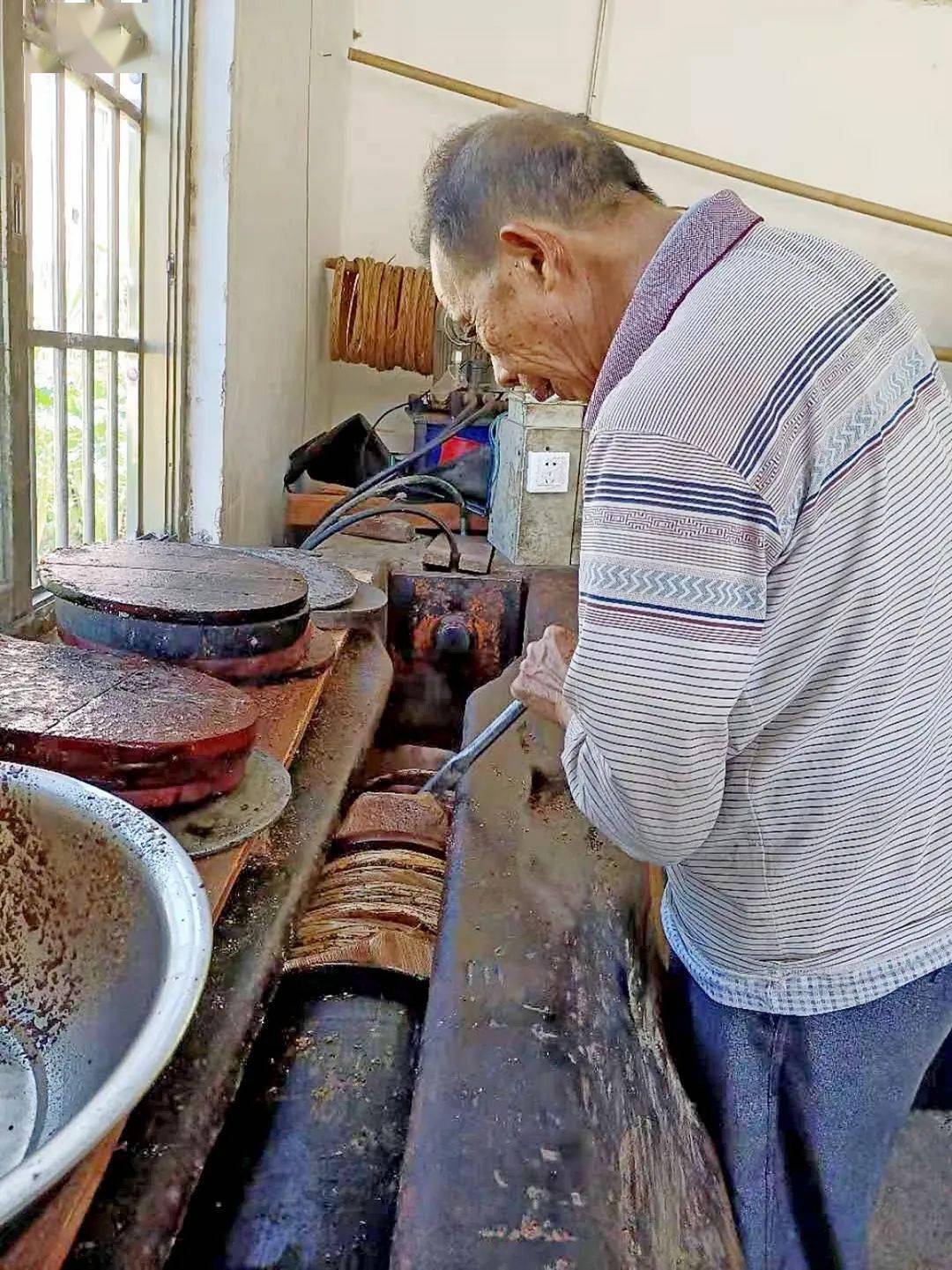 阳光透过薄雾柔和地洒在云安区高村镇石牛村委中