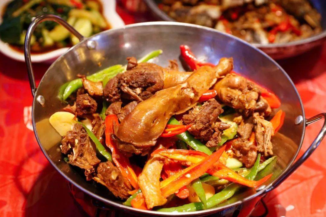 口味也是超级诱惑 经典的香辣味锅底 飘散着满屋子的香味 干锅啤酒鸭