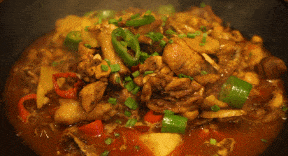 腊排骨,腊肉,腊鸭,豆腐粑.满满一大锅