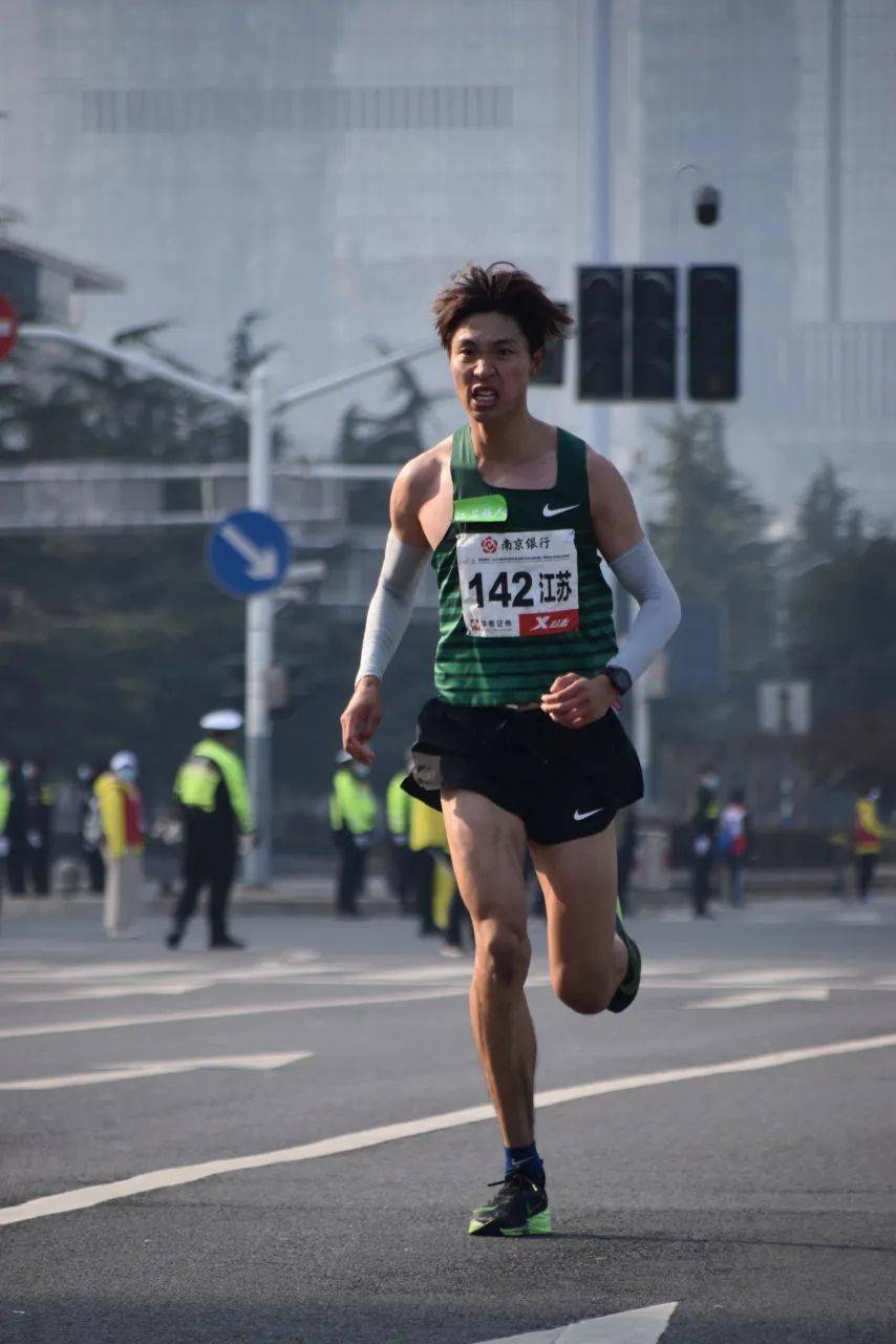 刷屏了,南京马拉松上的这个扬大学子感动万千跑者_杨乐刷