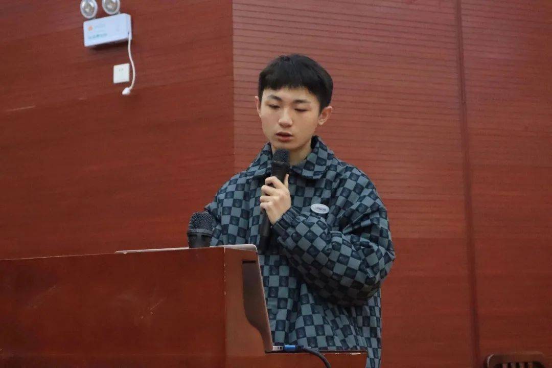 学术创新工作委员会杨雨桐同学秘书处李昊鹏同学会上,校学生会各工作