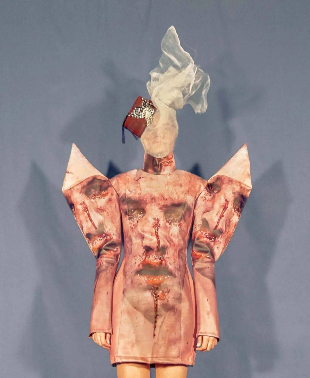 22岁变性维权人士被凌辱奸杀并烧死他用凄惨而华美的巴洛克服饰向lgbt