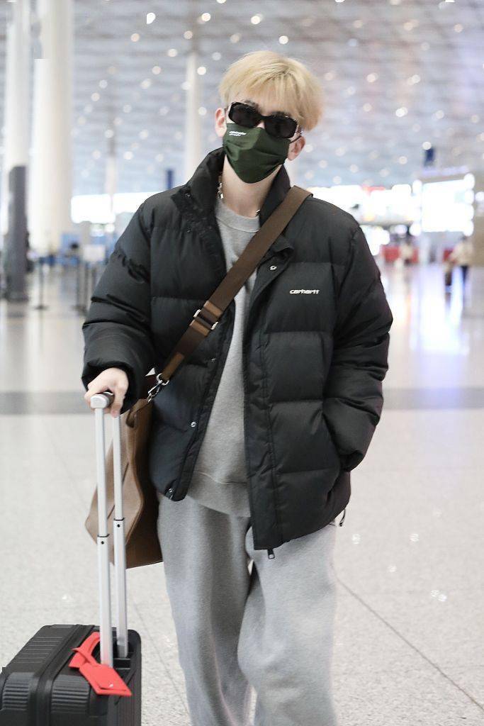 太帅了费启鸣一头金发黑超加持机场歪头杀在线狙击人心