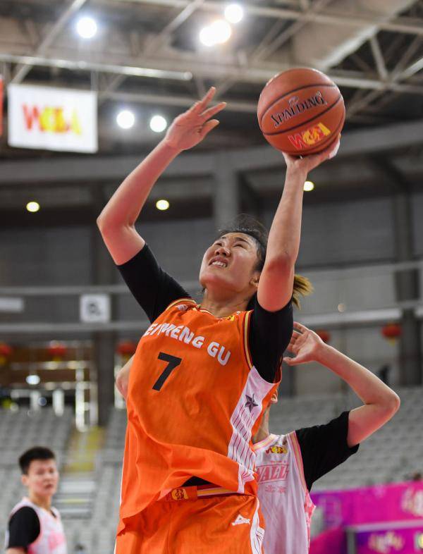 12月1日,内蒙古农信队球员魏伟(中)在比赛中投篮.