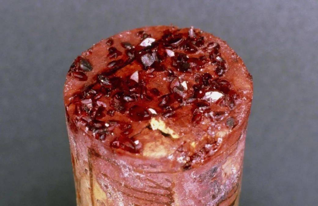 瓶子内和酒塞上会解析出很多的晶体,这些晶体就是酒石酸钾钠,随之析出