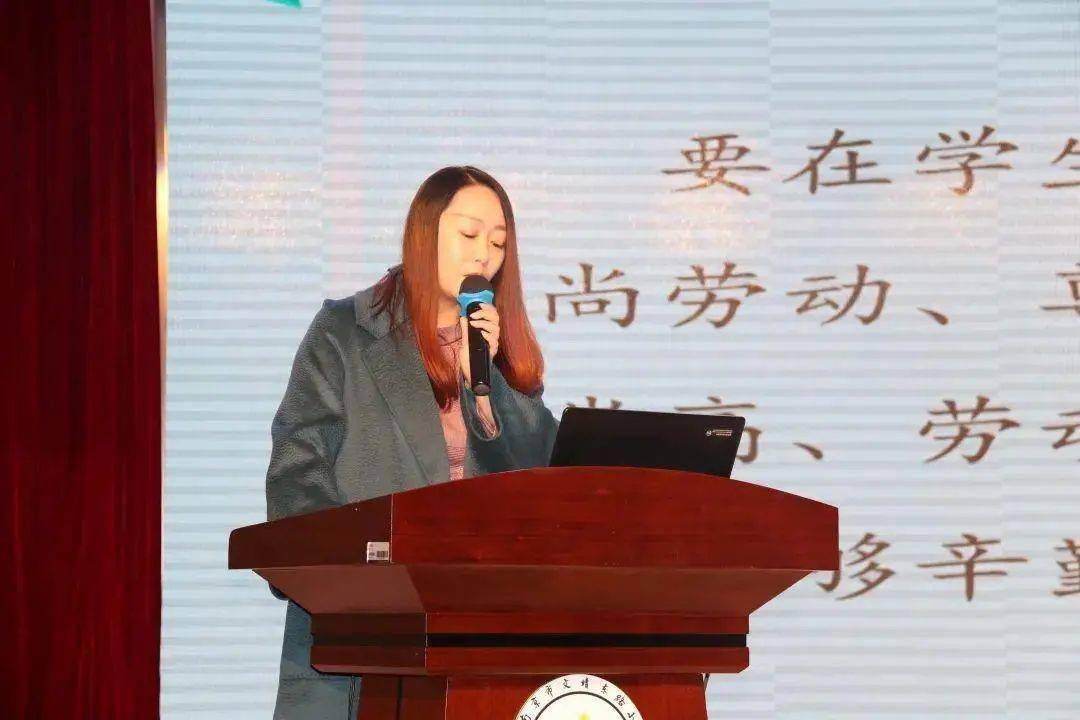 南京市教科所李亚娟博士结合自身实际,用亲身感想引导大家深入思考