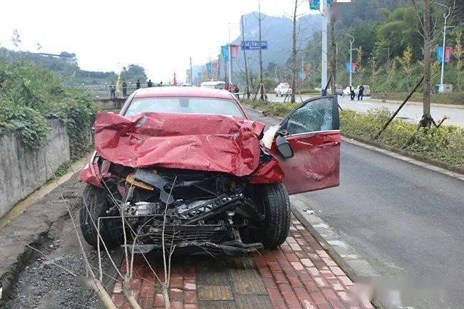 南丹:小車翻溝,滑行後撞到人,路人死亡_摩托車